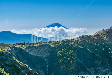 初夏の南アルプス小河内岳登山　烏帽子岳の肩から見る富士山 118690721