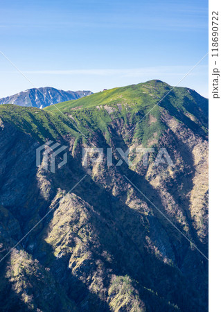初夏の南アルプス小河内岳登山 烏帽子岳の肩から見る小河内岳と荒川岳 初夏の南アルプス小河内岳登山 烏帽子岳の肩から見る小河内岳と荒川岳 118690722