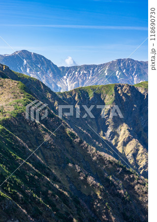 初夏の南アルプス小河内岳登山　烏帽子岳の山頂から見る荒川三山 118690730