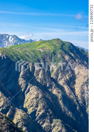初夏の南アルプス小河内岳登山　烏帽子岳の山頂から見る小河内岳 118690732