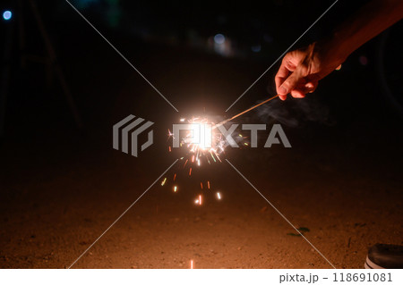 手持ち花火 118691081