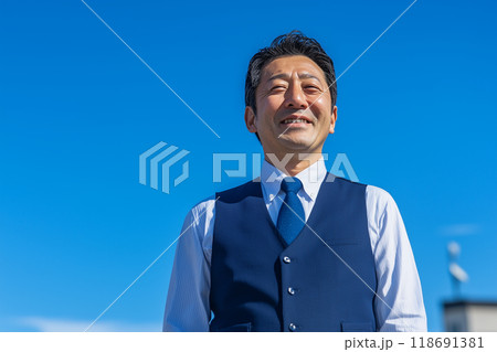 笑顔のタクシードライバー 118691381