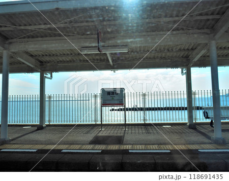 海を見える駅・梅津寺駅(愛媛県・伊予鉄道高浜線・2015年) 海を見える駅・梅津寺駅(愛媛県・伊予鉄道高浜線・2015年) 118691435