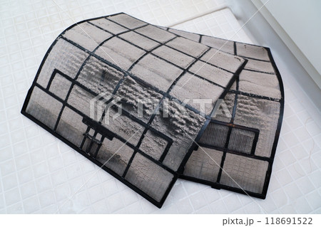 ほこりのついたエアコンフィルター ほこりのついたエアコンフィルター 118691522