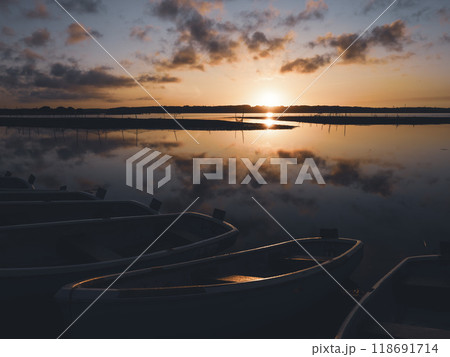 夜明けの湖の風景 118691714