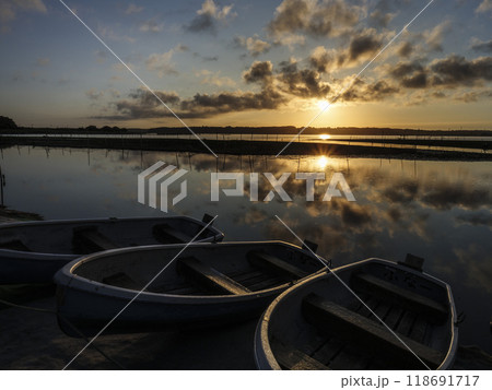 夜明けの湖の風景 夜明けの湖の風景 118691717