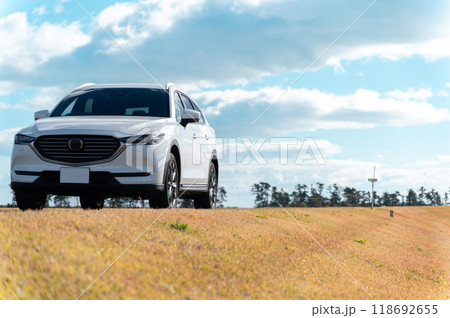 白いSUVタイプの乗用車 118692655