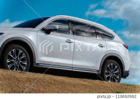 白いSUVタイプの乗用車 118692662