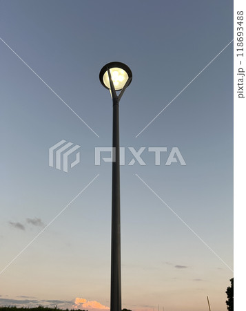 夕暮れに染まる外灯 118693488