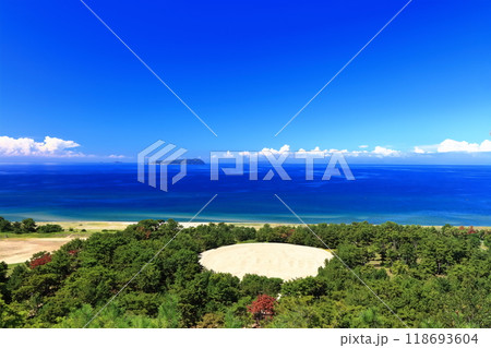 【香川県】晴天の銭形展望台から見た 銭形砂絵（琴弾公園）  118693604