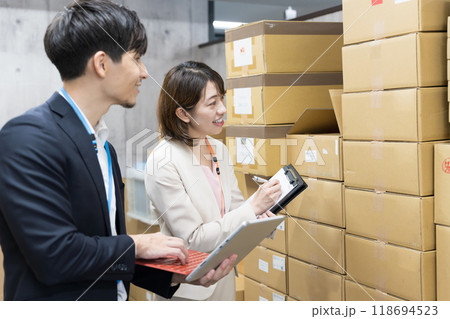 倉庫で商品のチェックをする社員 倉庫で商品のチェックをする社員 118694523