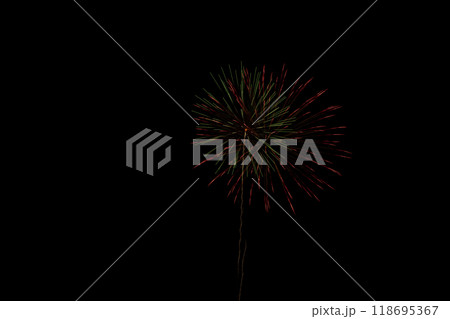 秋葉山本宮秋葉神社　奉納花火大会で夏の夜空に打ちあがる花火(静岡県) 118695367