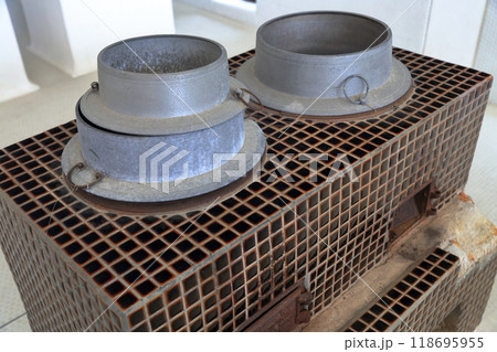 タイル張りの昔の炊事場 118695955