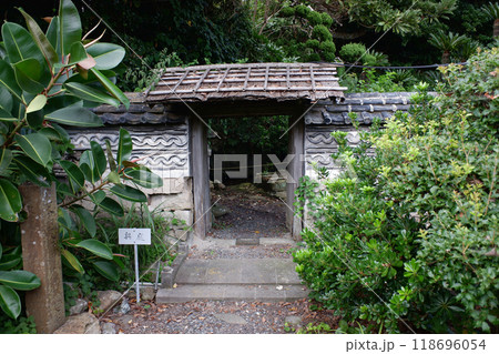 千葉県　仁右衛門島　島主住居・奥庭入口 118696054
