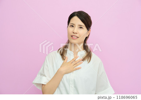 胸に手を当てる若い女性 118696065