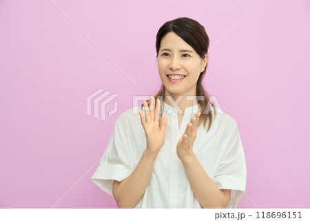 拍手をする若い女性 拍手をする若い女性 118696151