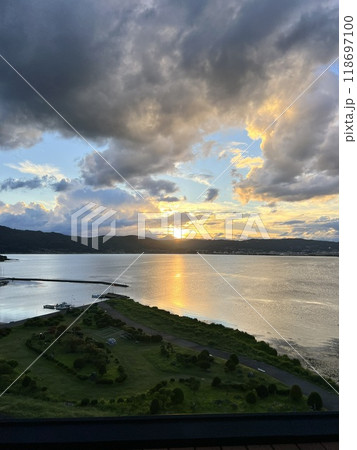諏訪湖から見た夕焼け 諏訪湖から見た夕焼け 118697100