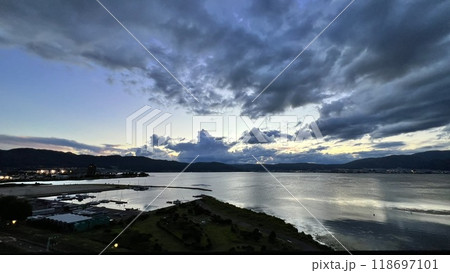 諏訪湖から見た夕焼け 諏訪湖から見た夕焼け 118697101