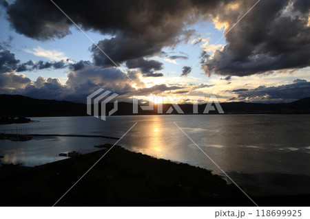 諏訪湖から見た夕焼け 諏訪湖から見た夕焼け 118699925