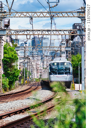 小田急線 住宅街を走る特急ロマンスカー EXEα 118700627