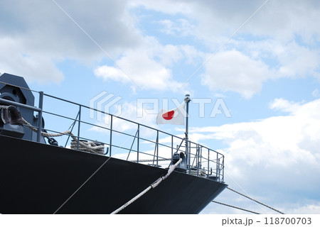 艦首で揺れる日本国旗 艦首で揺れる日本国旗 118700703