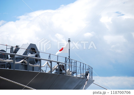 艦首で揺れる日本国旗 艦首で揺れる日本国旗 118700706