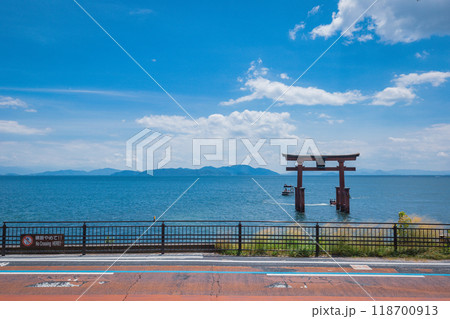 真夏の白鬚神社と琵琶湖の綺麗な空と景色と 118700913