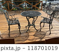 屋外に設置されたテーブルとイス 118701019