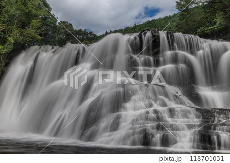 台風一過の水量が増した栃木のナイアガラ 118701031