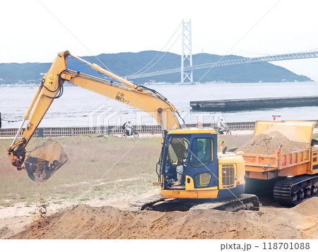 砂浜の造成現場 明石海峡大橋背景 118701088