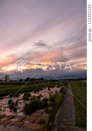 百々川緑地から見る夕焼け　長野県須坂市 118701183