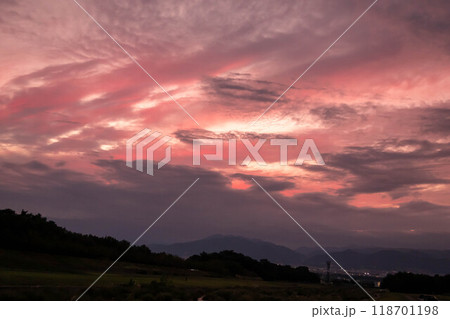 百々川緑地から見る夕焼けの茜雲 長野県須坂市 百々川緑地から見る夕焼けの茜雲 長野県須坂市 118701198