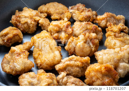 フライパンの上の鶏もも肉の唐揚げ。 118701207