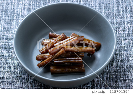 小鉢に入れられた、きゃらぶき。 小鉢に入れられた、きゃらぶき。 118701594