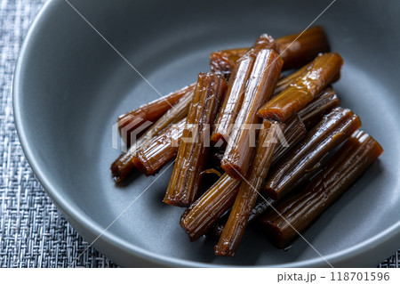 小鉢に入れられた、きゃらぶき。 小鉢に入れられた、きゃらぶき。 118701596