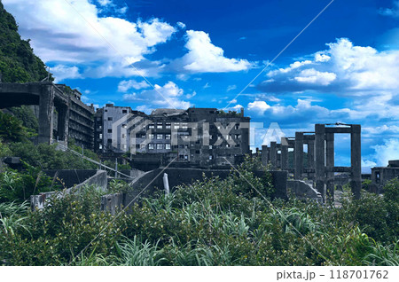軍艦島 端島 貯炭ベルトコンベアー跡と71号棟・70号棟 長崎市 軍艦島 端島 貯炭ベルトコンベアー跡と71号棟・70号棟 長崎市 118701762