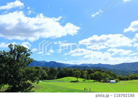 【香川県】国営讃岐まんのう公園（芝生広場と青空） 118702188