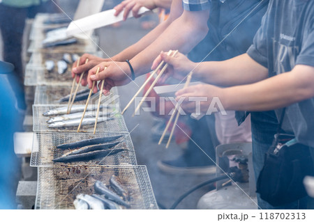 秋の味覚サンマ秋刀魚　ゆりあげ港朝市　さんま祭り 118702313