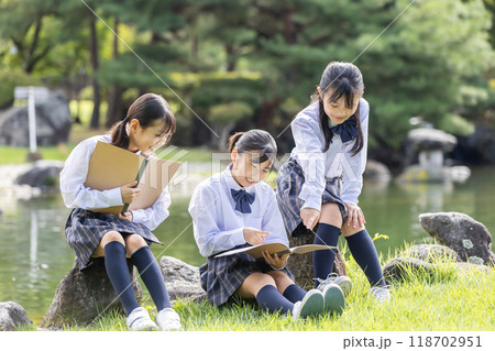 公園で遊ぶ子供達 公園で遊ぶ子供達 118702951