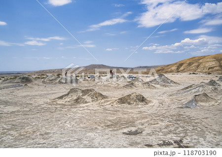 ゴブスタン泥火山群のマッドボルケーノーの景観 118703190
