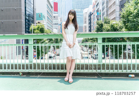 渋谷に立つ白いワンピースの女性 118703257