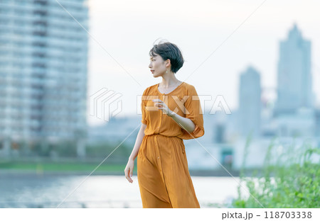 遠くを見つめる女性 遠くを見つめる女性 118703338