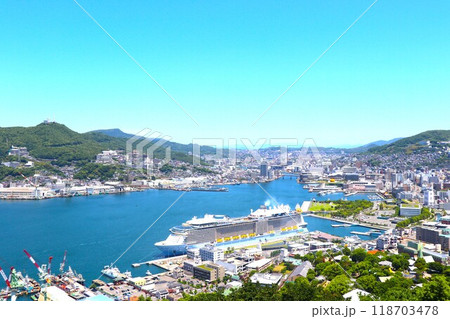 長崎市街地と長崎港に停泊する豪華客船 118703478