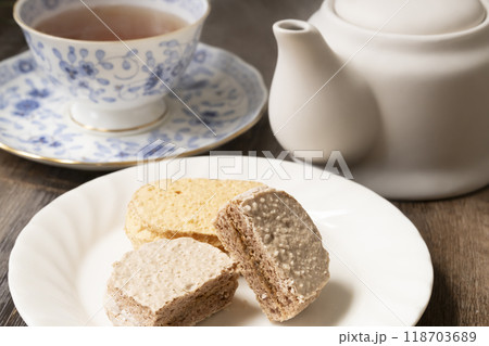 ダックワーズとティーセット ダックワーズとティーセット 118703689