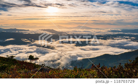 秋の唐松岳登山:夜明け(八方池山荘付近から) 秋の唐松岳登山:夜明け(八方池山荘付近から) 118703729