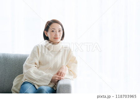 リビングでくつろぐ若い女性 リビングでくつろぐ若い女性 118703965