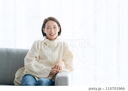 リビングでくつろぐ若い女性 リビングでくつろぐ若い女性 118703966