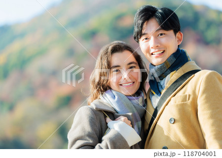 観光を楽しむカップル 118704001
