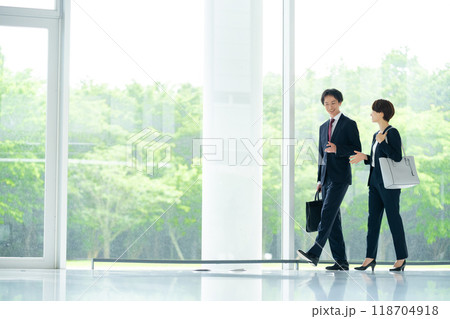 男性社員と女性社員 ビジネスイメージ 男性社員と女性社員 ビジネスイメージ 118704918