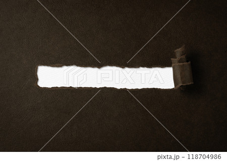 引き裂かれてめくれた茶色い紙の背景フレーム 118704986